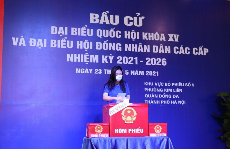 Cử tri Triệu Uyển Vi lần đầu đi bỏ phiếu