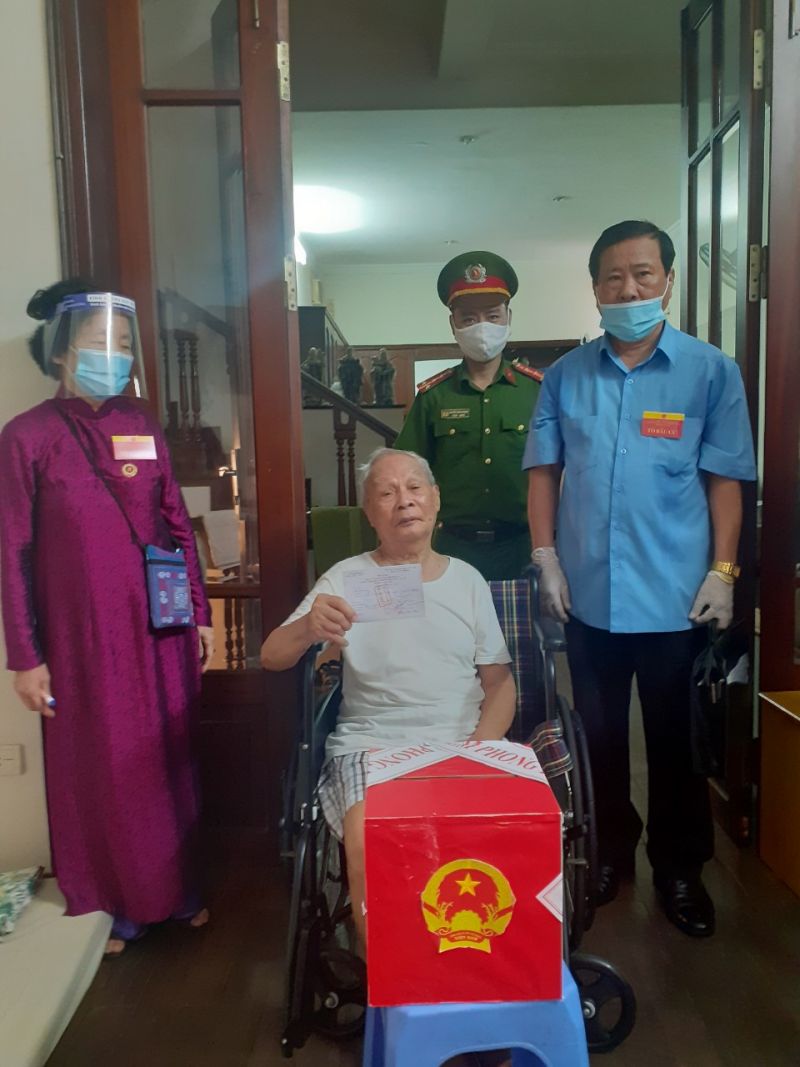 Cụ Ngô Trọng Miêng, sinh năm 1942 ở phường Ngọc Khánh được bỏ phiếu tại nhà Cụ Ngô Trọng Miêng, sinh năm 1942 ở phường Ngọc Khánh được bỏ phiếu tại nhà