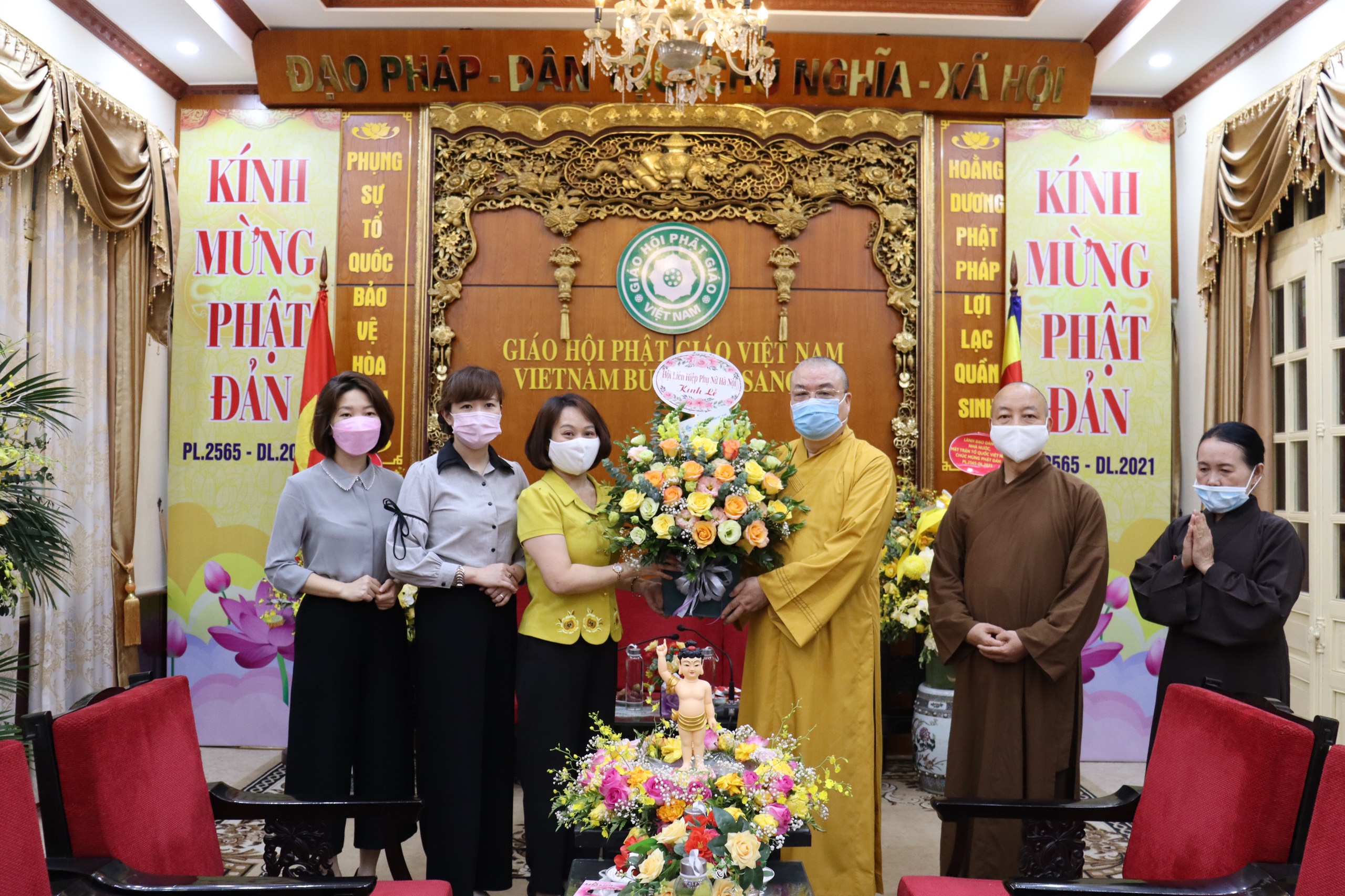 Đoàn công tác Hội LHPN Hà Nội chúc mừng Đại lễ Phật Đản tại chùa Quán Sứ. Hòa thượng Thích Thanh Nhiễu,  Phó Chủ tịch Thường trực HĐTS GHPGVN, Phó Trưởng ban Tăng sự Trung ương và  Thượng toạ Thích Thanh Huân - Uỷ viên Thư ký Hội đồng trị sự Trung ương, Phó Chánh Văn phòng TW Giáo hội Phật giáo Việt Nam thân mật đón tiếp đoàn