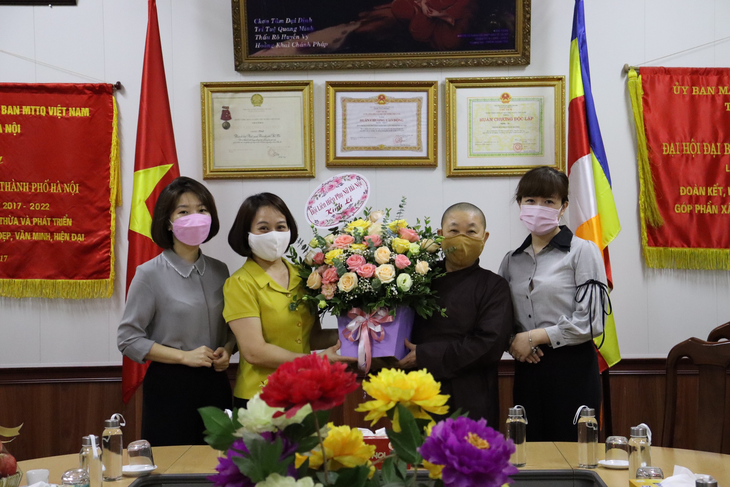 Thượng tọa Thích Chiều Tuệ, Trưởng ban Hoằng pháp Ban Trị sự Phật giáo TP Hà Nội và Ni trưởng Thích Đàm Thành, Trưởng Phân ban Ni giới, Giáo hội Phật giáo Hà Nội tiếp đoàn tại chùa Bà Đá