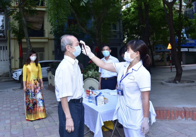 Các cử tri được đo thân nhiệt trước khi vào bầu cử Các cử tri được đo thân nhiệt trước khi vào bầu cử