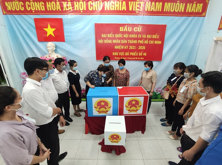 Tại quận 5, thành phố Hồ Chí Minh, tổ bầu cử tiến hành kiểm phiếu trước sự chứng kiến của những cử tri. Ảnh: Hoàng Tuyết/baotintuc.vn