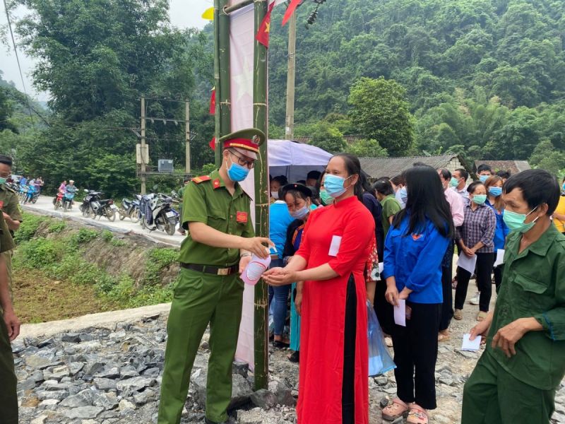 Lực lượng chức năng hỗ trợ người dân phòng chống dịch Covid-19 trong Ngày hội bầu cử tại tỉnh Cao Bằng. (Ảnh: Tiến Cường)