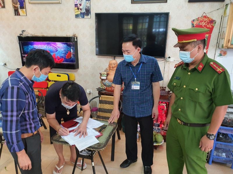 Lực lượng chức năng phường Thành Công cho hộ kinh doanh ký cam kết