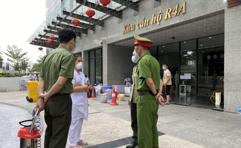Các cán bộ công an quận phối hợp với đơn vị chức năng thực hiện công tác phòng, chống dịch Covid-19