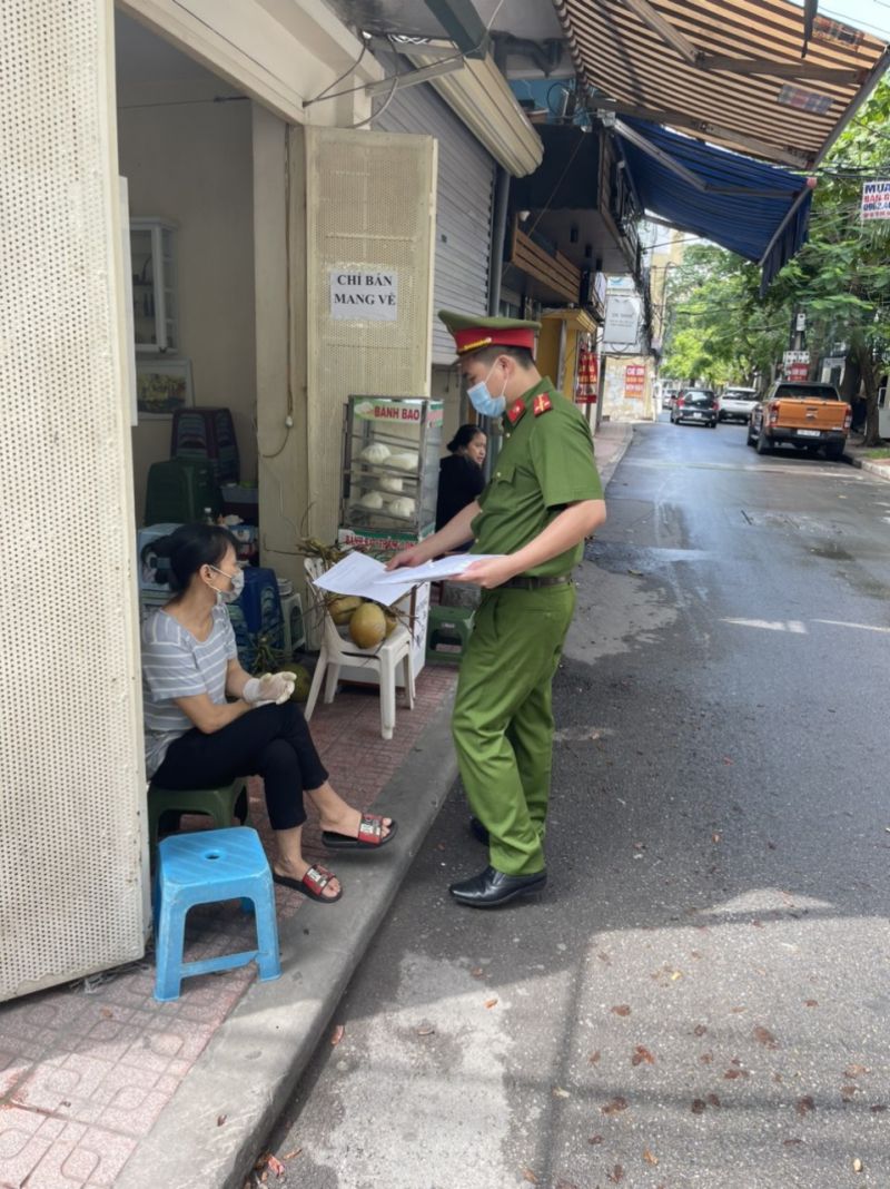 Cửa hàng ở phường Giảng Võ cũng được ký cam kết thực hiện