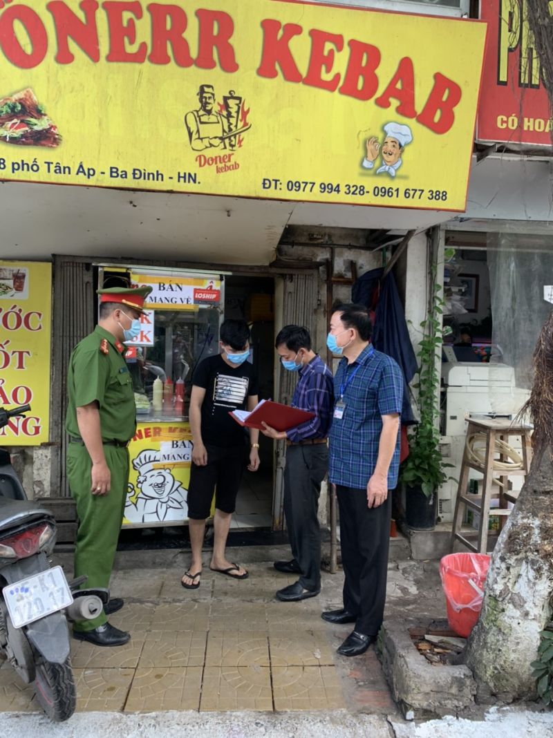 Lực lượng chức năng phường Phúc Xá yêu cầu các cửa hàng ký cam kết