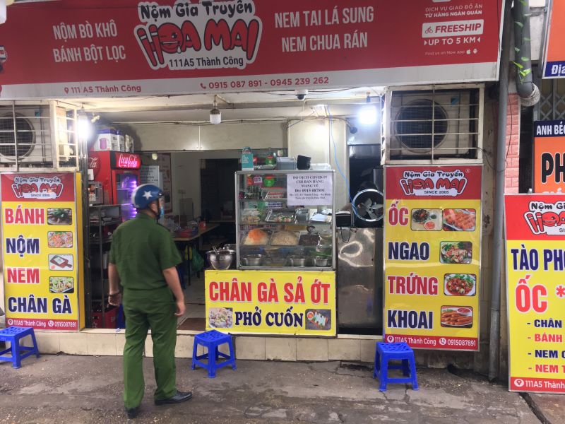 Cửa hàng ở phường Thành Công cũng được tuyên truyền và ký cam kết thực hiện
