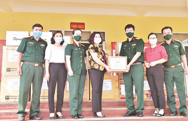 Đồng ch&iacute; L&ecirc; Thị Thi&ecirc;n Hương &ndash; Ph&oacute; Chủ tịch Hội LHPN H&agrave; Nội thay mặt đo&agrave;n c&ocirc;ng t&aacute;c tặng qu&agrave; cho BCH qu&acirc;n sự huyện Thạch Thất.
