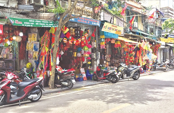Phố đồ chơi Hàng Mã thưa vắng khách dù ngày Quốc tế thiếu nhi đang đến gần