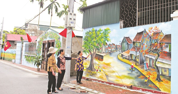 Những bức tranh tường do Hội LHPN huyện Gia L&acirc;m đảm nhiệm g&oacute;p phần x&acirc;y dựng n&ocirc;ng th&ocirc;n mới tại địa phương.