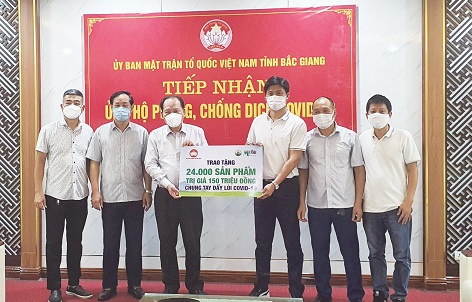 Hơn 50.000 sản phẩm, tương đương gần 400 triệu đồng, được Mộc Ch&acirc;u Milk trao tặng tới đại diện c&aacute;c tỉnh.