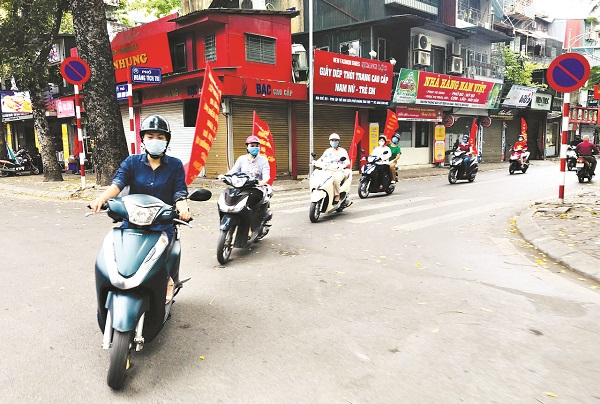 Đội tuy&ecirc;n truyền bầu cử của Hội LHPN phường Kim Li&ecirc;n, quận Đống Đa. Ảnh: HPN