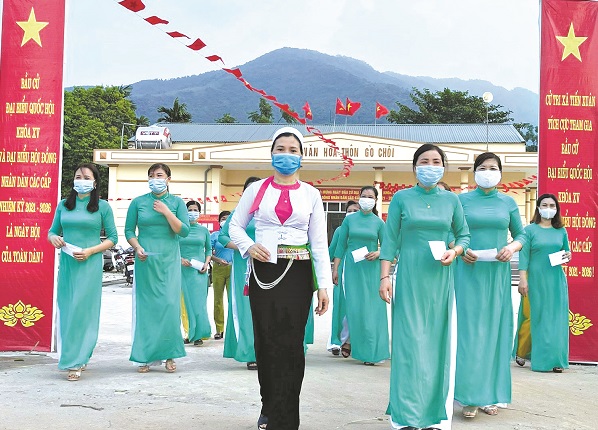 Phụ nữ huyện Thạch Thất, mặc &aacute;o d&agrave;i v&agrave; trang phục truyền thống của d&acirc;n tộc thiểu số đi bầu cử s&aacute;ng ng&agrave;y 23/5. Ảnh: HPN