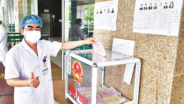 Cán bộ, nhân viên, y bác sĩ BV Bệnh Nhiệt đới TƯ tham gia bầu cử trong điều kiện cách ly để phòng dịch Covid-19.  Ảnh: Đặng Thanh