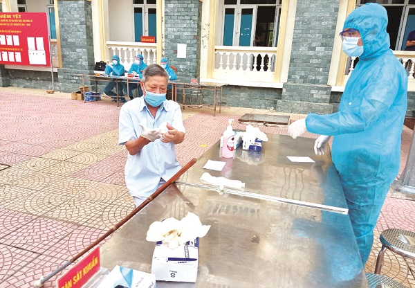 Người cách ly thực hiện quyền công dân, bầu đại biểu Quốc hội và HĐND các cấp tại Khu vực bỏ biếu số 9, xã Xuân Sơn, TS Sơn Tây, TP Hà Nội. Ảnh: Văn Huân