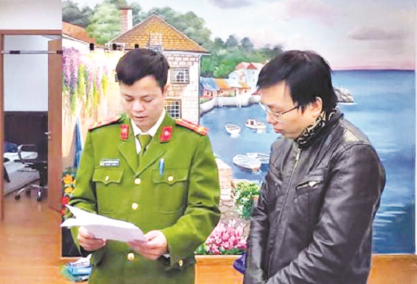 Cơ quan công an đọc quyết định khởi tố bị can đối với bị can Quý (Ảnh: Báo Công an nhân dân) Cơ quan công an đọc quyết định khởi tố bị can đối với bị can Quý (Ảnh: Báo Công an nhân dân)