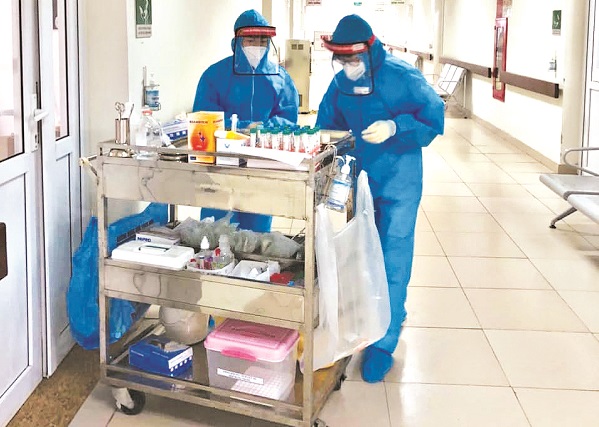 Ca trực của những nữ điều dưỡng tại BV Bệnh Nhiệt đới TƯ cơ sở Đ&ocirc;ng Anh. Ảnh: BVCC