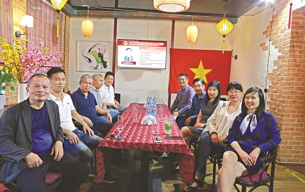 Cộng đồng người Việt Nam tại Xanh Petecbua, Nga tập trung xem thông tin về bầu cử qua truyền hình.	Ảnh: NVCC Cộng đồng người Việt Nam tại Xanh Petecbua, Nga tập trung xem thông tin về bầu cử qua truyền hình.	Ảnh: NVCC