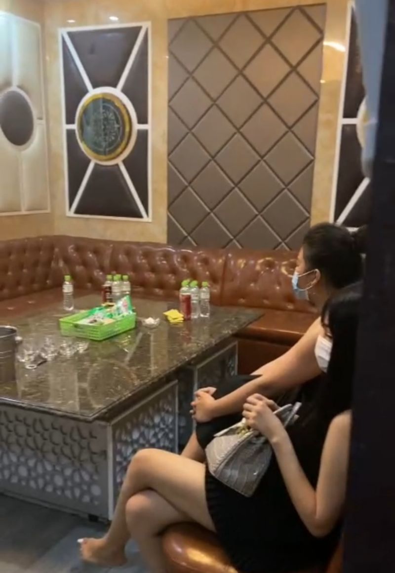 Bất chấp lệnh giãn cách, một nhà hàng vẫn cho khách hát karaoke