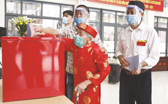 Lão cử tri Nguyễn Văn Bông gửi niềm tin vào lá phiếu mình bầu chọn. (Ảnh: Hoàng Lan) Lão cử tri Nguyễn Văn Bông gửi niềm tin vào lá phiếu mình bầu chọn. (Ảnh: Hoàng Lan)