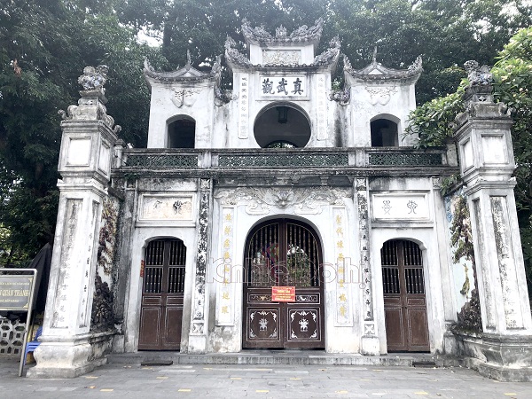 Khu vực cổng Đền Quán Thánh cũng đóng cửa và có thông báo