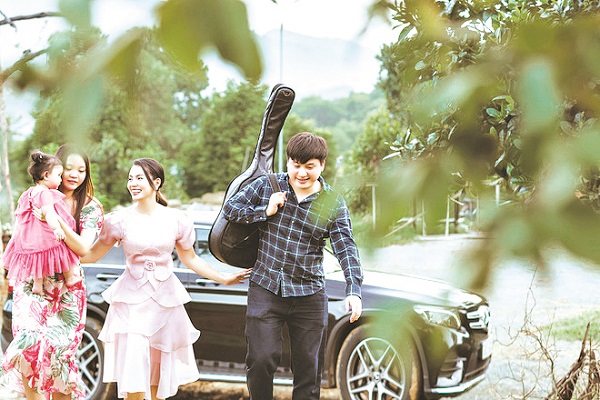 Gia đ&igrave;nh hạnh ph&uacute;c của ca sĩ Ngọc?Anh (giữa). (Ảnh: NVCC)