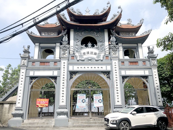 Cổng vào Phủ Tây Hồ cũng được dán thông báo không tụ tập đông người phòng chống Covid-19