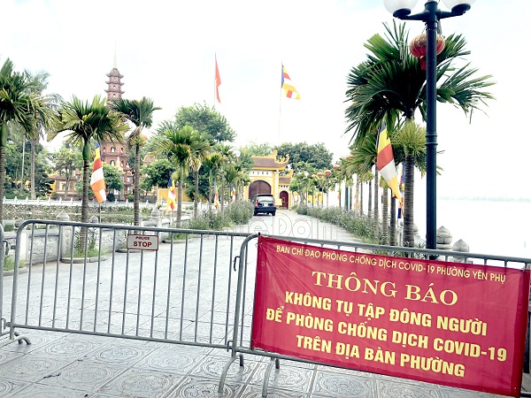 Cổng vào Phủ  Tây Hồ đã có thông báo không tụ tập đông người để phòng chống dịch Covid-19