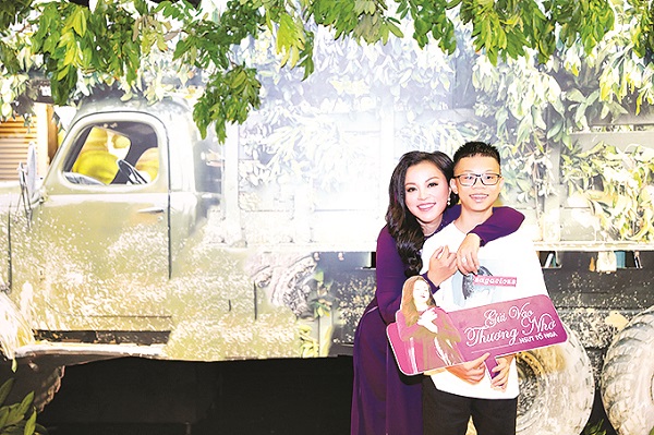 NSƯT Tố Nga v&agrave; con trai. (Ảnh: NVCC)