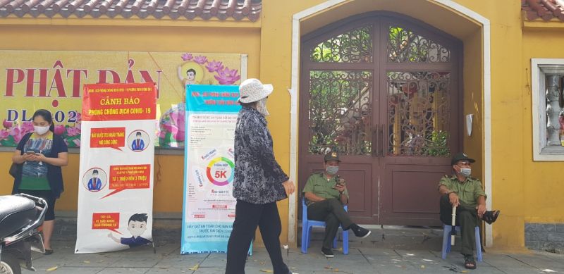 Cổng chùa Quán sứ cũng đóng cửa, một vài người qua vái vọng