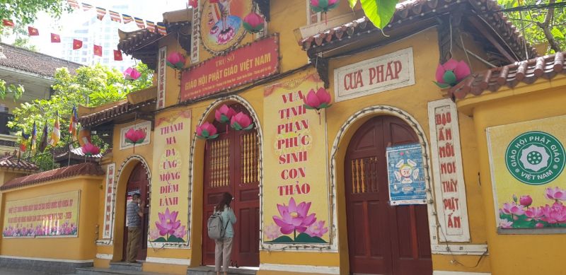 Cổng chùa Quán sứ, một vài người đến vái vọng ngoài cổng