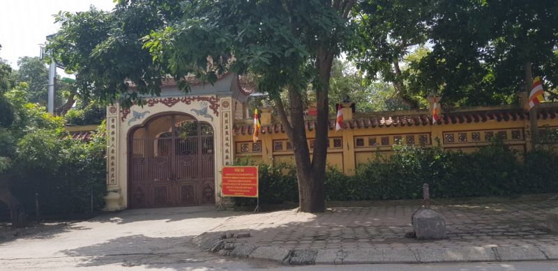Cổng chùa Bằng ở Hoàng Liệt, Hoàng Mai cũng đóng cửa và có thông báo không tụ tập đông người phòng chống Covid-19