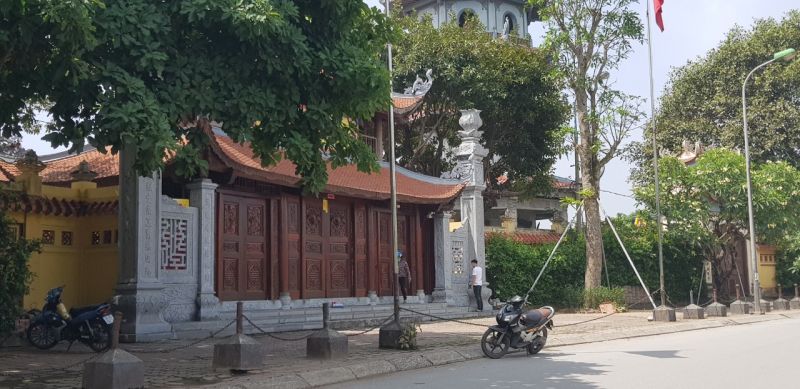 Cổng chùa Bằng có người đến cũng vái vọng ở ngoài cổng