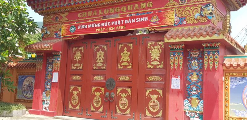 Cổng chùa Vân Long cũng dán thông báo  không tụ tập phòng chống dịch bệnh Covid-19