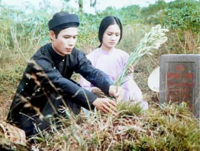 NSND Thu Hà vai Út Vân (phải) và NSƯT Tiến Hợi vaiNguyễn Tất Thành trong phim “Hẹn gặp lại Sài Gòn”.