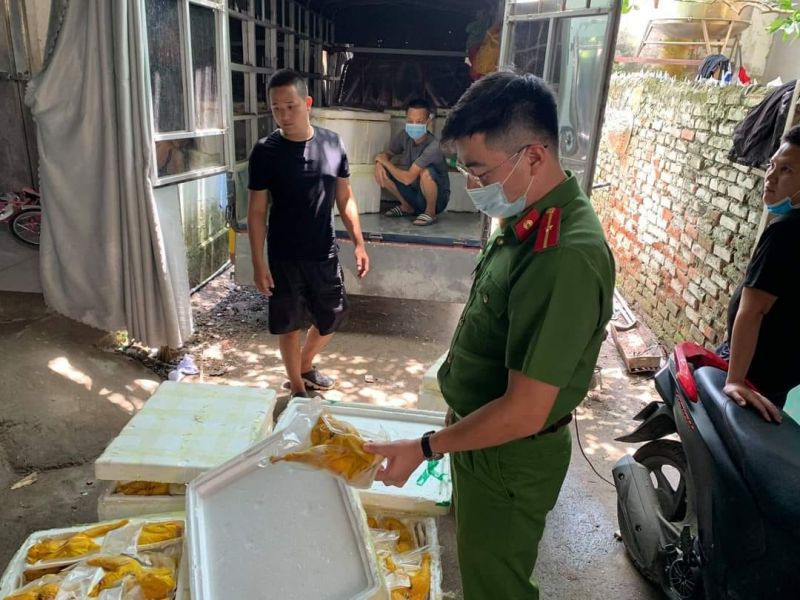 Cơ quan chức năng đang thu giữ số lượng lớn g&agrave; ủ muối kh&ocirc;ng r&otilde; nguồn gốc xuất xứ