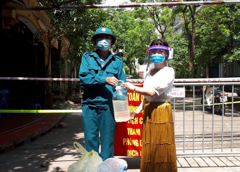 Phụ nữ Hoàng Mai góp sức chống dịch Covid-19 - ảnh 4