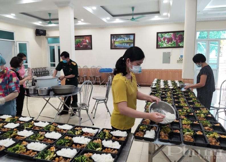 Phụ nữ Hoàng Mai góp sức chống dịch Covid-19 - ảnh 12