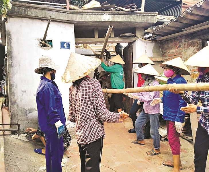 Chị em hội viên tham gia ủng hộ ngày công để xây dựng  Chị em hội viên tham gia ủng hộ ngày công để xây dựng