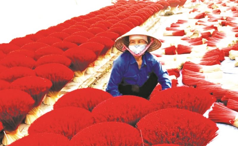 Người dân làm nghề chẻ tăm hương