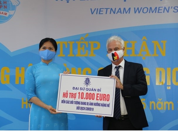 Chủ tịch Hội LHPN Việt Nam Hà Thị Nga tiếp nhận số tiền ủng hộ 10 nghìn Euro do đại diện đại sứ quán Bỉ trao.