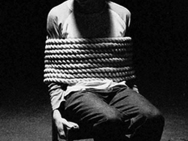 Bắt cóc con nợ ra nghĩa địa để ép trả tiền - ảnh 1