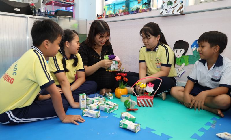 C&ocirc; tr&ograve; trường Tiểu học Hưng Nhượng l&agrave;m lọ cắm hoa từ vỏ hộp sữa Vinamilk
