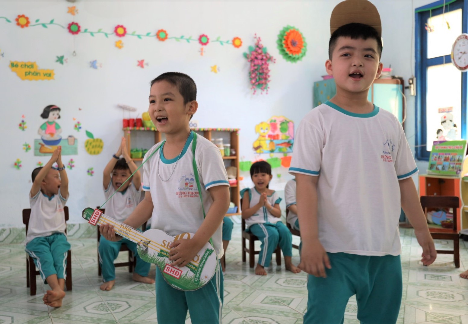 Tiết mục văn nghệ dễ thương với c&aacute;c đạo cụ từ vỏ hộp sữa Vinamilk của c&aacute;c b&eacute; trường Mẫu gi&aacute;o Hưng Phong