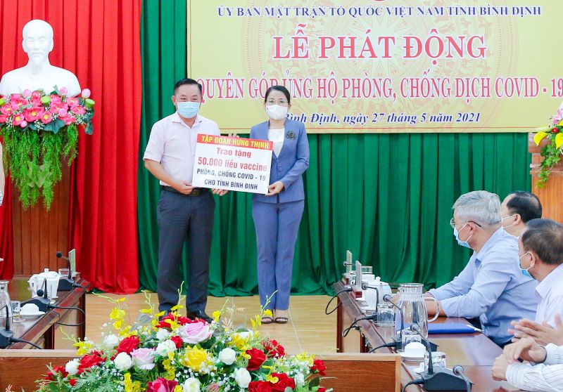 &Ocirc;ng Nguyễn Hữu Sang &ndash; Đại diện Tập đo&agrave;n Hưng Thịnh trao tặng 50.000 liều vắc-xin ph&ograve;ng, chống Covid-19 cho tỉnh B&igrave;nh Định