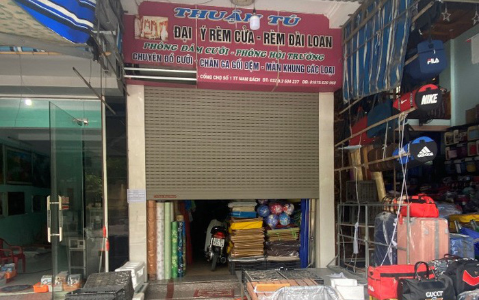 Nh&agrave; &ocirc;ng Thuận- b&agrave; T&uacute; cũng l&agrave; cơ sở may đo, lắp r&egrave;m cửa