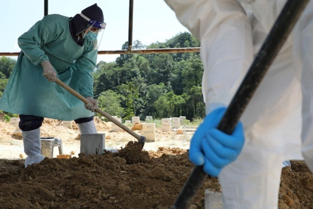 Đội tình nguyện căng mình xử lý thi thể nạn nhân Covid-19 tại Malaysia - ảnh 2