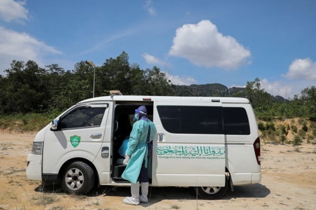 Đội tình nguyện căng mình xử lý thi thể nạn nhân Covid-19 tại Malaysia - ảnh 4