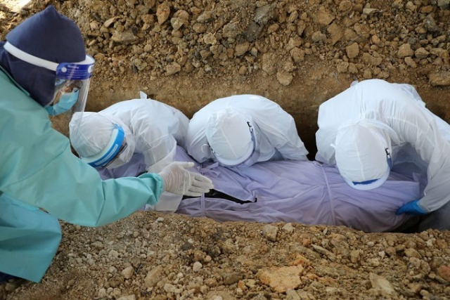 Đội tình nguyện căng mình xử lý thi thể nạn nhân Covid-19 tại Malaysia - ảnh 5